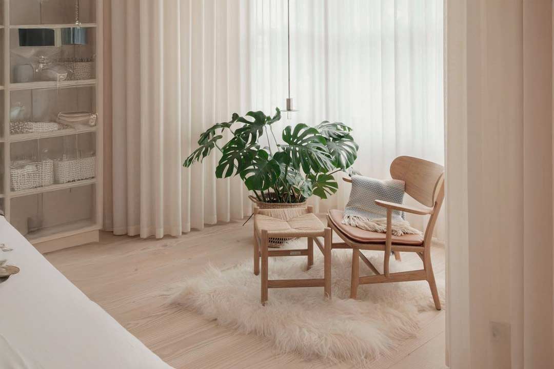 Hochwertiger Designteppich in heller Farbgebung im modernen Wohnraum