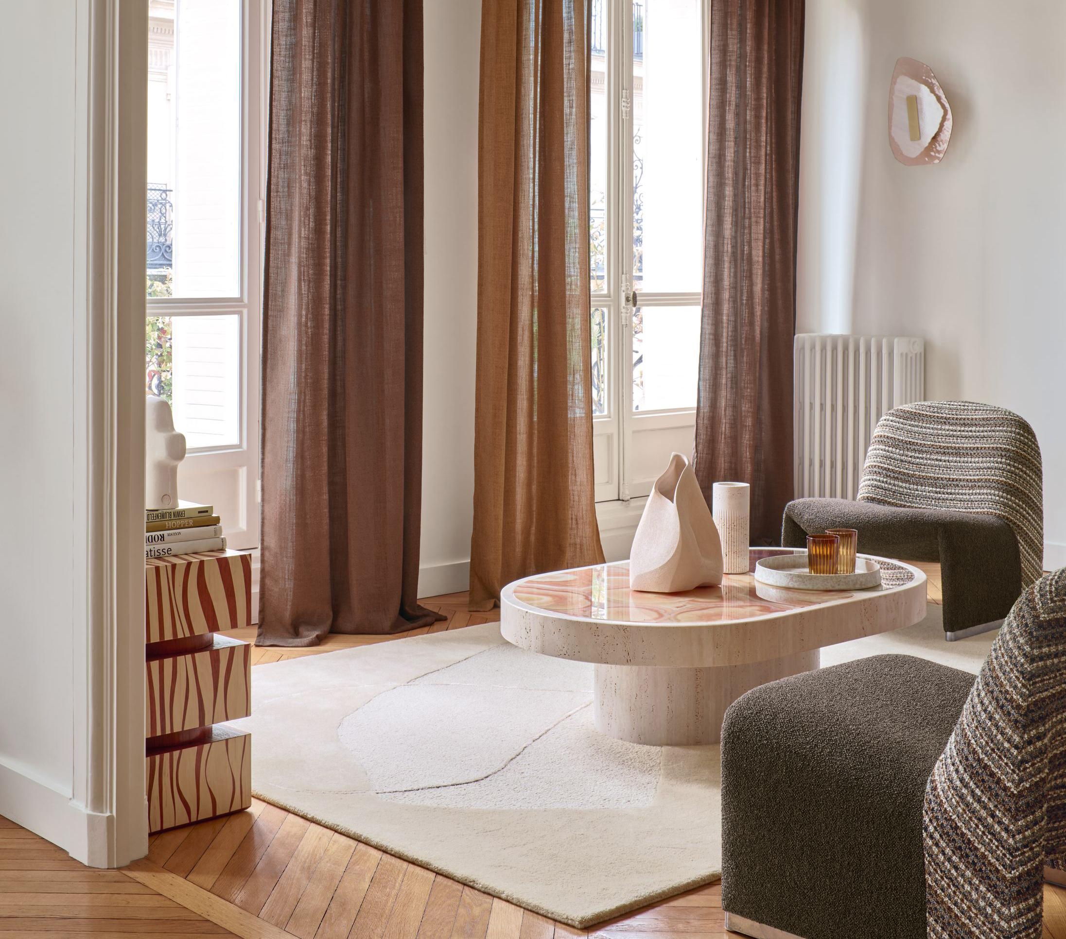 Designteppich in heller Farbgebung im modernen Wohnraum
