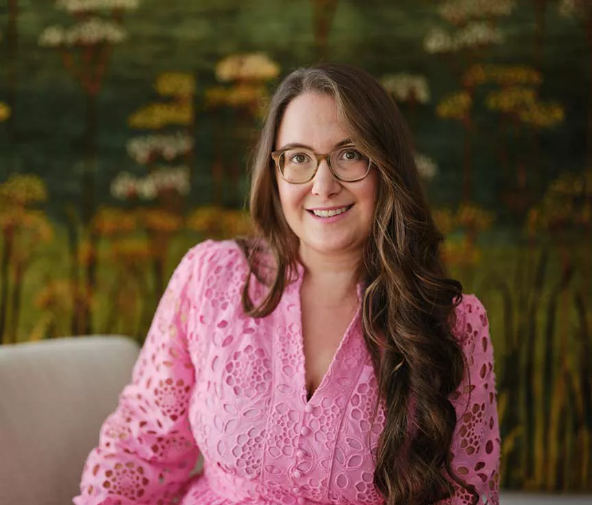 Portrait von Julia Jordan in Pinken Outfitt