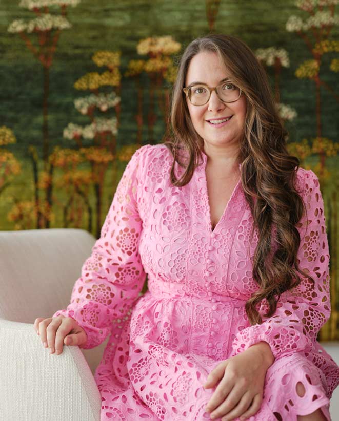 Portrait von Julia Jordan in pinkem Outfitt